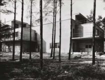 Lucia Moholy, aus der Siedlung der Bauhausmeister: Doppelhaus (im Bau) Südseite, Architekt: Walter Gropius, Silbergelatineabzug, 1926 © Lucia Moholy / VG-Bild Kunst, Bonn 2019