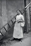 Käthe Buchler, Portfolio Frauen in Männerberufen, 1916, 12 Inkjet Prints mit pigmentierten Tinten, Abzug 20 × 30 cm auf 30 × 40 cm, Leinenkassette, Auflage 3, Preis 3000 €