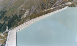 Boris Becker, Lac de Dixence, 2003, C-Print hinter Diasec, 140 x 235 cm, Sammlung Museum für Photographie Braunschweig