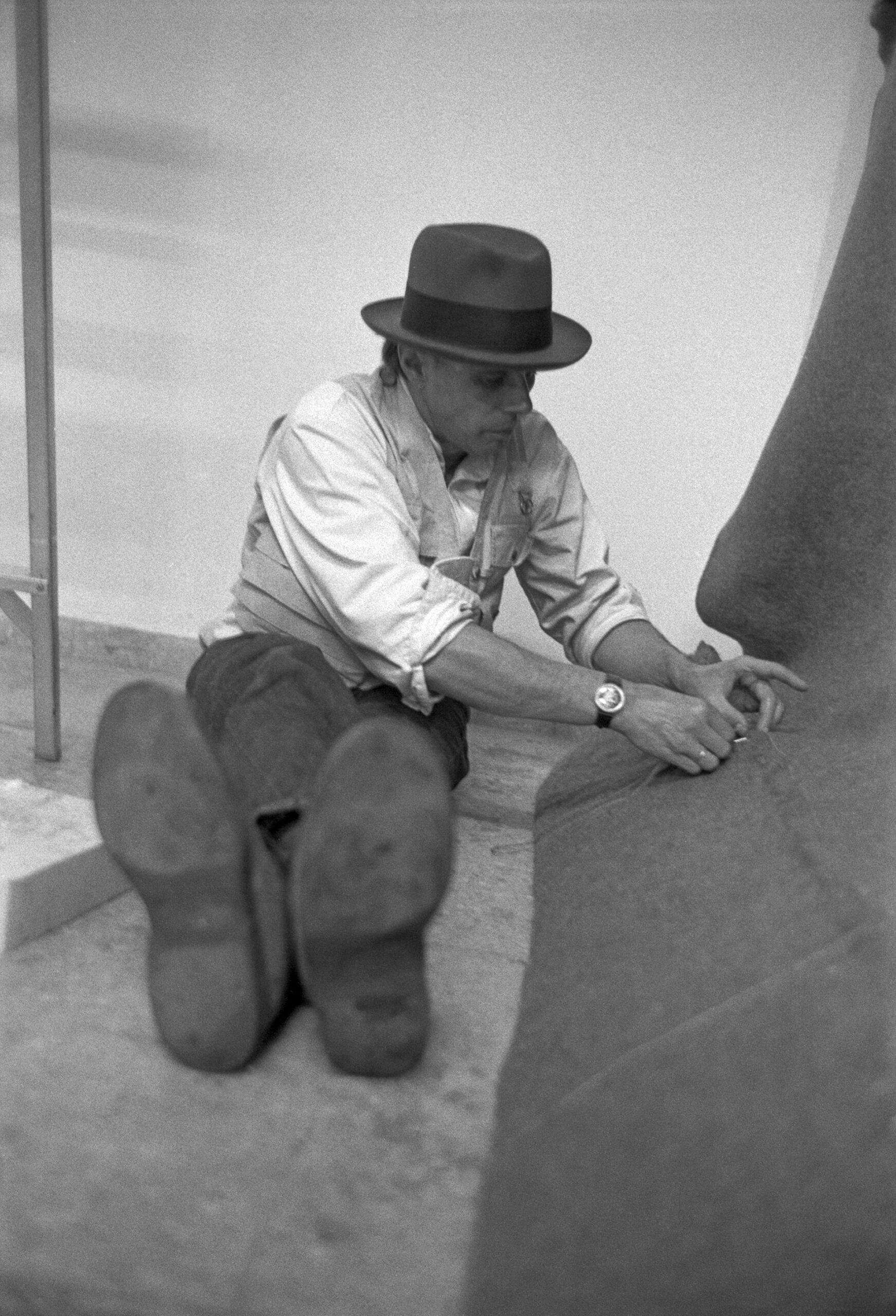 Angelika Platen, Joseph Beuys, Sewing Felt, Düsseldorf 1969 © Angelika Platen