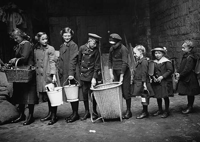 Käthe Buchler, Kinder stehen an, um Glasflaschen abzugeben, 1915 © Nachlass/Estate Käthe Buchler – Sammlung Museum für Photographie Braunschweig / Depositum Stadtarchiv Braunschweig