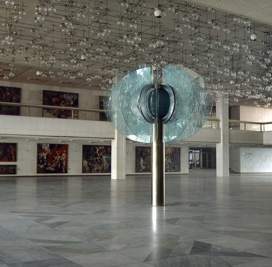 Ommo Wille, Glass Tree (Glass Flower) – Great Hall, from the Palace of the Republic series, 1992, Collection Museum of Photography Braunschweig © Ommo Wille Ommo Wille, Glass Tree (Glass Flower) – Great Hall, from the Palace of the Republic series, 1992, Collection Museum of Photography Braunschweig © Ommo Wille