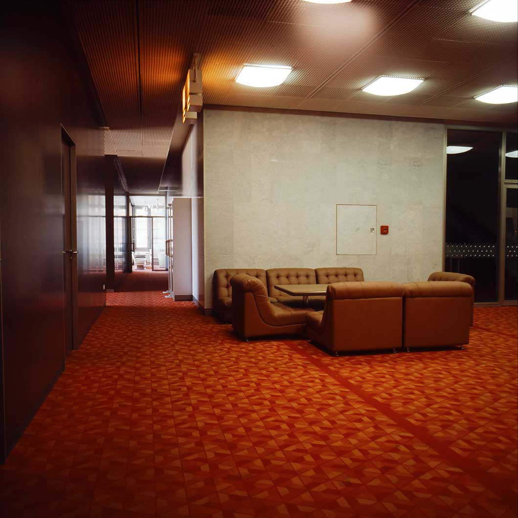 Ommo Wille, Lobby, a.d. Serie Palast der Republik, 1992, Sammlung Museum für Photographie Braunschweig © Ommo Wille Ommo Wille, Lobby, a.d. Serie Palast der Republik, 1992, Sammlung Museum für Photographie Braunschweig © Ommo Wille