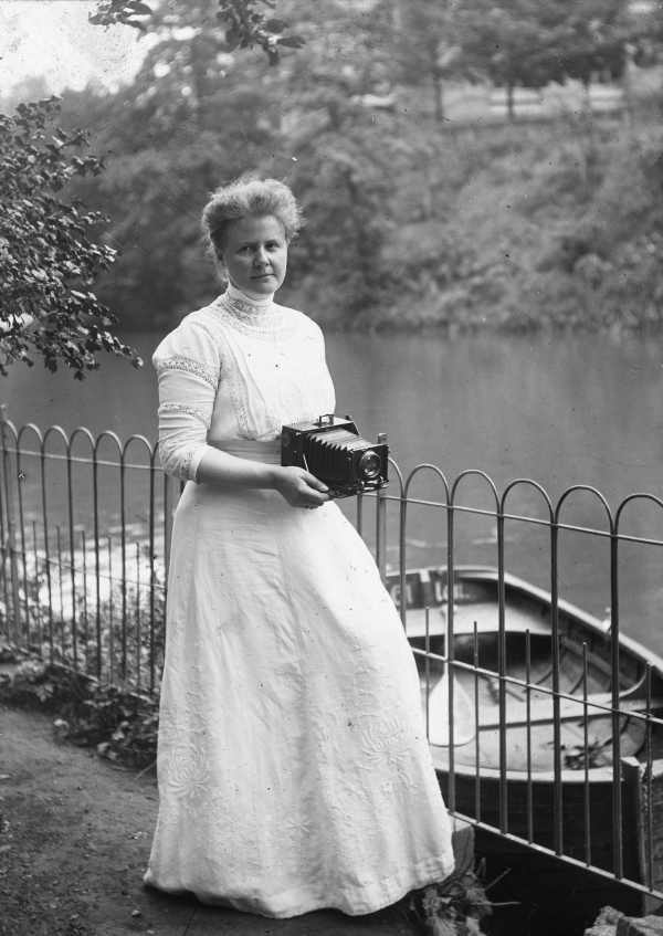 Käthe Buchler, self-portrait, around 1905 © Estate, Estate Käthe Buchler