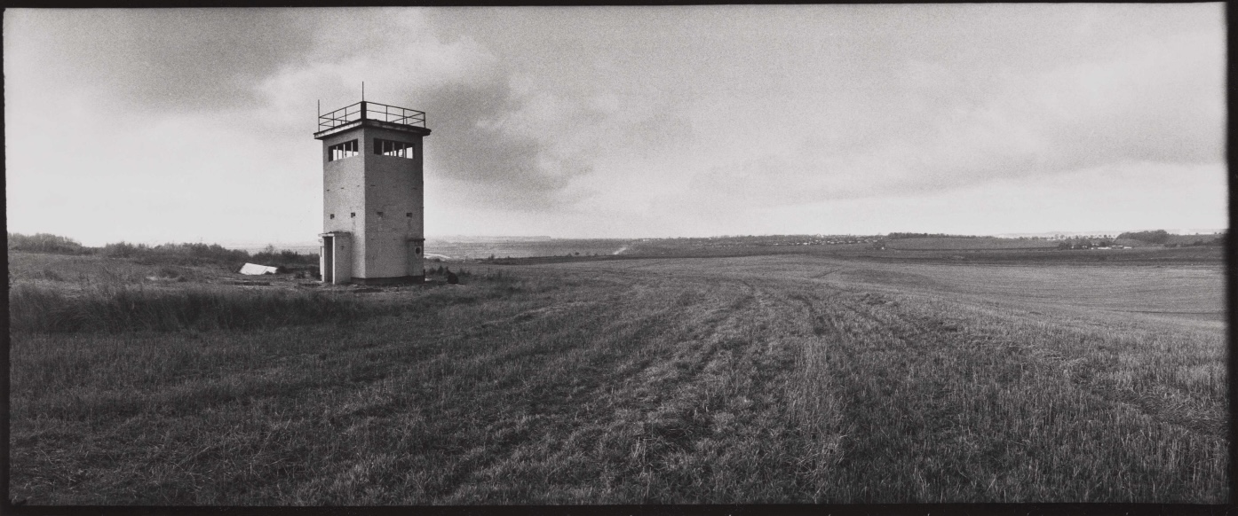 Ommo Wille, Grenzturm, bei Helmstedt, a.d. Serie Zwischenzeit, 1991, Sammlung Museum für Photographie Braunschweig © Ommo Wille Ommo Wille, Grenzturm, bei Helmstedt, a.d. Serie Zwischenzeit, 1991, Sammlung Museum für Photographie Braunschweig © Ommo Wille