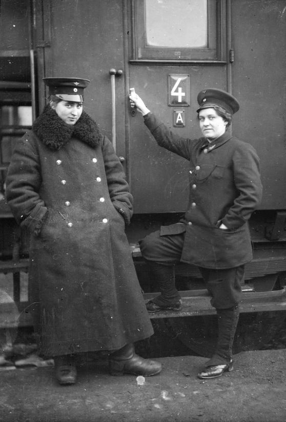 Käthe Buchler, Zwei Schaffnerinnen, aus der Serie: Frauen in Männerberufen,1916 © Nachlass/Estate Käthe Buchler – Sammlung Museum für Photographie Braunschweig / Depositum Stadtarchiv Braunschweig Käthe Buchler, Zwei Schaffnerinnen, aus der Serie: Frauen in Männerberufen,1916 © Nachlass/Estate Käthe Buchler – Sammlung Museum für Photographie Braunschweig / Depositum Stadtarchiv Braunschweig