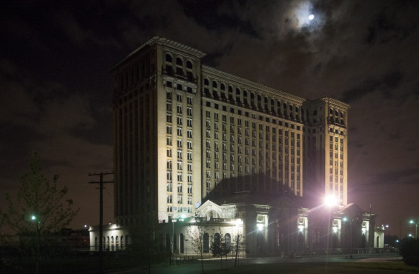 Camilo José Vergara, Former Michigan Central Rail Road Station, Detroit 2013, aus der Serie Detroit by Night, © Camilo José Vergara Camilo José Vergara, Former Michigan Central Rail Road Station, Detroit 2013, aus der Serie Detroit by Night, © Camilo José Vergara
