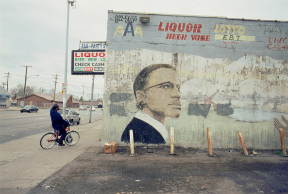Camilo José Vergara, AAA Party Store, E. Warren Ave. at Lenox St., Detroit 2012, painted by Bennie White in 1993, aus der Serie Murals, © Camilo José Vergara Camilo José Vergara, AAA Party Store, E. Warren Ave. at Lenox St., Detroit 2012, painted by Bennie White in 1993, aus der Serie Murals, © Camilo José Vergara