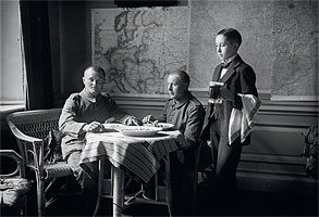 Käthe Buchler, Offiziere beim Mittagessen, 1914 – 1917, © Käthe Buchler Käthe Buchler, Offiziere beim Mittagessen, 1914 – 1917, © Käthe Buchler