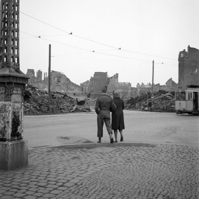 Tony Vaccaro, ‚Entering Germany, Frankfurt Germany‘, 1947 © Tony Vaccaro Studio, Courtesy of Monroe Gallery of Photography and the Tony Vaccaro Studio Tony Vaccaro, ‚Entering Germany, Frankfurt Germany‘, 1947 © Tony Vaccaro Studio, Courtesy of Monroe Gallery of Photography and the Tony Vaccaro Studio