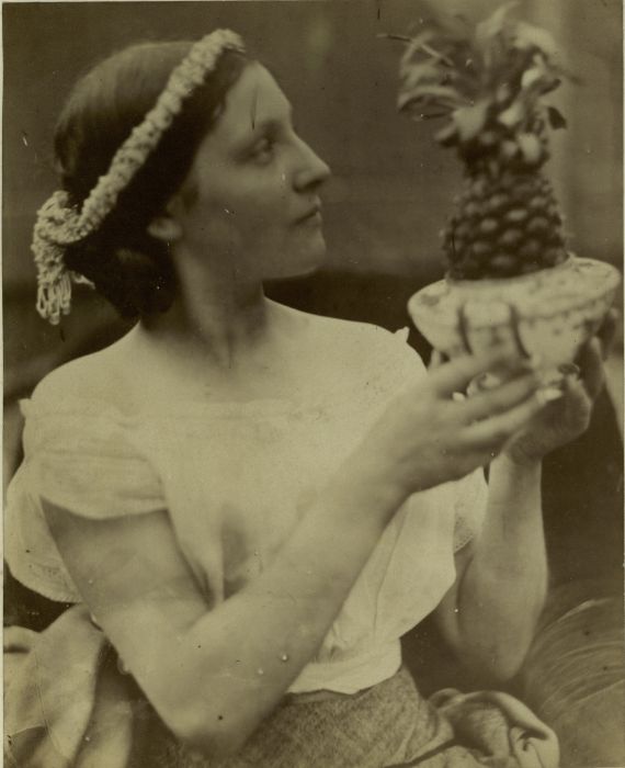 Julia Margaret Cameron, Junge Frau mit Ananas, um 1867 © Museum für Photographie Braunschweig Julia Margaret Cameron, Junge Frau mit Ananas, um 1867 © Museum für Photographie Braunschweig