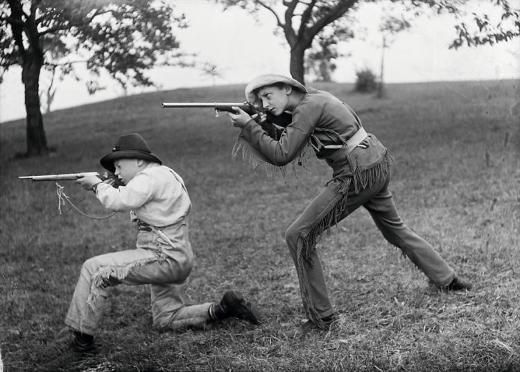 Käthe Buchler, Walther Buchler und Freund spielen Cowboy und Indianer, um 1911 © Museum für Photographie Braunschweig Käthe Buchler, Walther Buchler und Freund spielen Cowboy und Indianer, um 1911 © Museum für Photographie Braunschweig