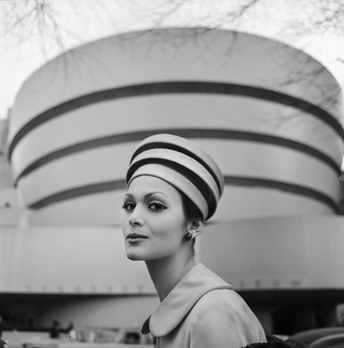 Tony Vaccaro, 'The Guggenheim Hat, New York 1960' © Tony Vaccaro Studio, Courtesy of Monroe Gallery of Photography and the Tony Vaccaro Studio Tony Vaccaro, 'The Guggenheim Hat, New York 1960' © Tony Vaccaro Studio, Courtesy of Monroe Gallery of Photography and the Tony Vaccaro Studio