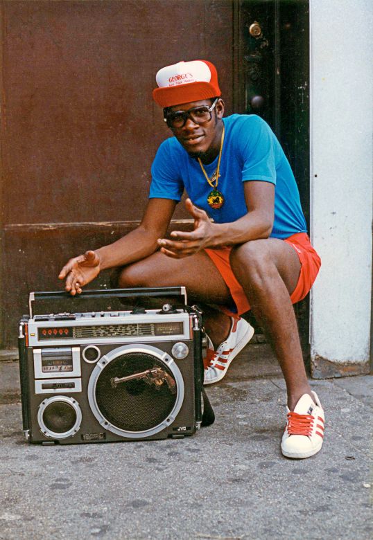 Jamel Shabazz, Radio Man, Flatbush, Brooklyn, NYC 1980 © Jamel Shabazz, Courtesy Galerie Bene Taschen, Köln