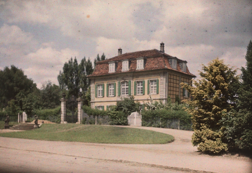 Käthe Buchler, Tennishaus, 1926 Käthe Buchler, Rosenstillleben, 1913 © Nachlass/Estate Käthe Buchler – Sammlung Museum für Photographie Braunschweig / Depositum Stadtarchiv Braunschweig