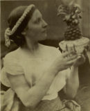 Julia Margaret Cameron, Junge Frau mit Ananas, um 1867  © Museum für Photographie Braunschweig
