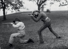 Käthe Buchler, Walther Buchler und Freund spielen Cowboy und Indianer, um 1911 © Museum für Photographie Braunschweig