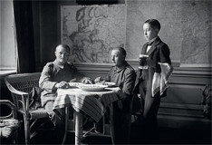 Käthe Buchler, Offiziere beim Mittagessen, 1914 - 1917, Inkjet Print mit pigmentierten Tinten, Abzug 22,5 × 30 cm, Rahmen 30 × 40 cm, Auflage 10, Preis 400 €