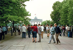 Seiichi Furuya, DDR- Bürger hören zu, während US-Präsident Ronald Reagan auf der der Westseite des Brandenburger Tors eine Rede hält. Berlin-Ost, 12. Juni 1987 C-Print, Abzug 20 × 30 cm, Rahmen 30 × 40 cm, Auflage 10, Preis 600 € 