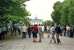 Seiichi Furuya, DDR- Bürger hören zu, während US-Präsident Ronald Reagan auf der der Westseite des Brandenburger Tors eine Rede hält. Berlin-Ost, 12. Juni 1987 C-Print, Abzug 20 × 30 cm, Rahmen 30 × 40 cm, Auflage 10, Preis 600 € 